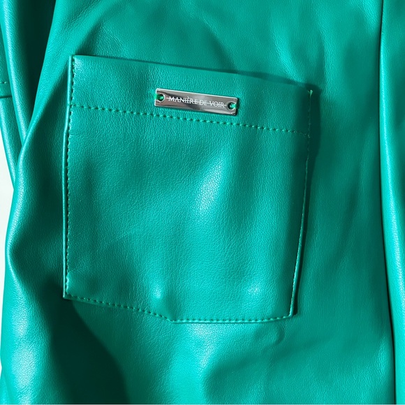 Maniere De Voir Vibrant Emerald Green Tacked Vegan Leather Flared Trousers US 6 - Picture 14 of 15